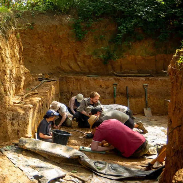 Arqueólogos escavam em um sítio arqueológico na Inglaterra
