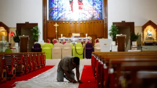 عامل ينهي تشطيبات في كنيسة بالمنامة.