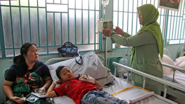 Seorang anak yang terjangkit penyakit demam berdarah dengue (DBD) mendapat perawatan intensif tenaga medis di Rumah Sakit Umum Daerah (RSUD) Dumai di Kota Dumai, Riau.