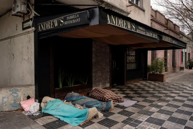 Gente durmiendo en las calles en Montevideo