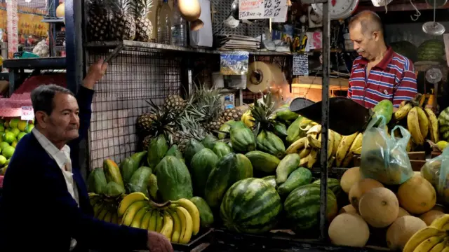 Puesto de frutas en un mercado de Caracas, Venezuela.