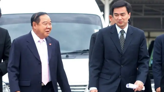 พล.อ.ประวิตร วงษ์สุวรรณ รมว.กลาโหม เดินเคียงคู่กับนายอภิสิทธิ์ เวชชาชีวะ นายกรัฐมนตรี ก่อนประชุม ศอฉ. ภายในกรมทหารราบที่ 11 ถ.พหลโยธิน เมื่อ 4 พ.ค. 2553