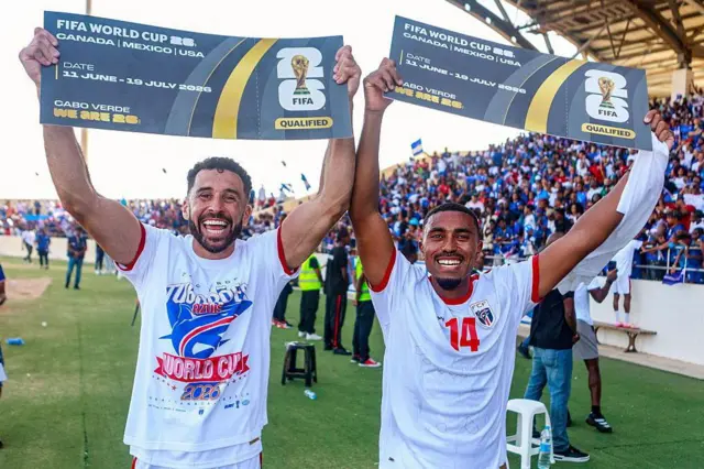 Jogadores da seleção de Cabo Verde comemoram a classificação do país, pela primeira vez, para a Copa do Mundo 