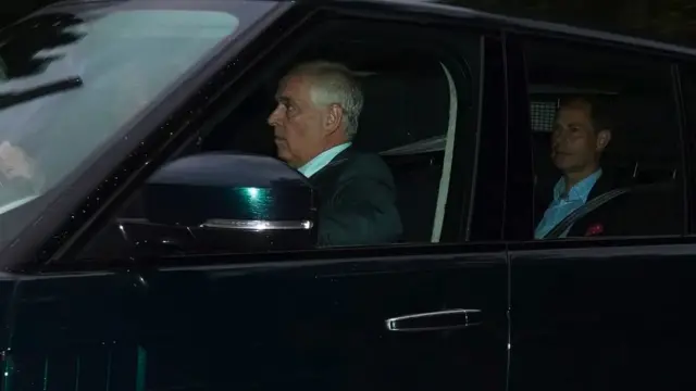 Une voiture avec le Prince Andrew et le Prince Edward à l'intérieur.