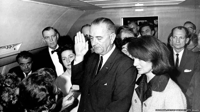 1963 में जब तत्कालीन उपराष्ट्रपति लिंडन जॉनसन ने राष्ट्रपति जॉन एफ़ केनेडी की हत्या के दो घंटे बाद राष्ट्रपति पद की शपथ ली.