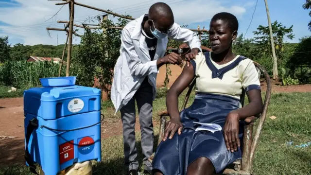 Ku musi wa kabiri abakozi bo muvyo amagara y'abantu bagiye inzu ku yindi i Siaya muri Kenya, gutera abantu incanco zo kwikingira Covid-19 za AstraZeneca...