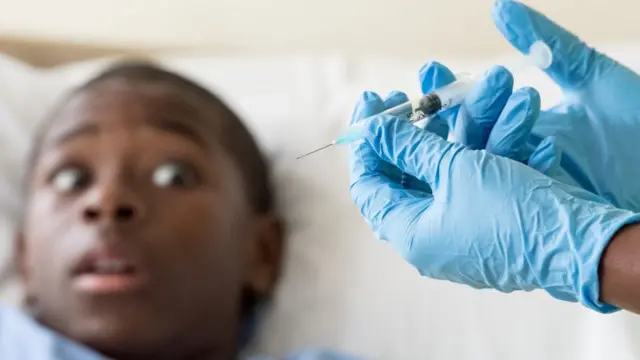 Chico asustado de una inyección