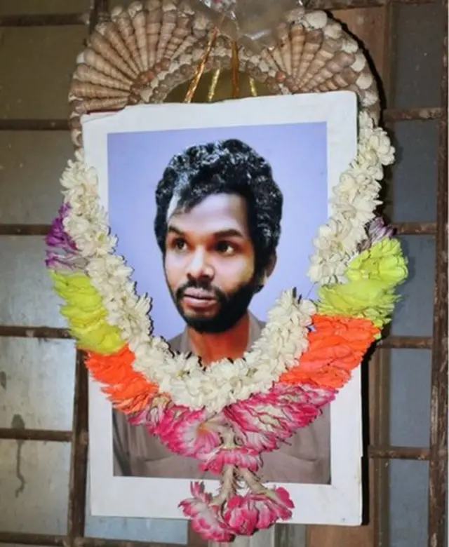 పూల మాల వేసిన మధు ఫోటో