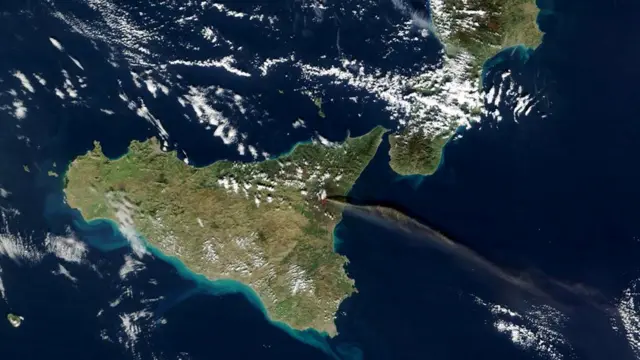 Извержение Этны (вид из космоса). Далее на север рядом с Неаполем - крупный вулканический район Кампи Флегреи (Флегрейские поля)