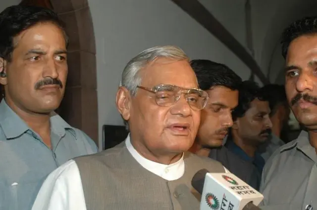 వాజ్‌పేయి, ఇరాక్, అమెరికా, పాకిస్తాన్, చైనా