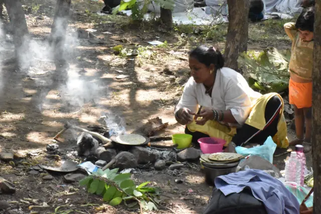 ગિરનારની લીલી પરિક્રમા દરમિયાન માર્ગ પર જ ભોજન બનાવી રહેલાં મહિલા
