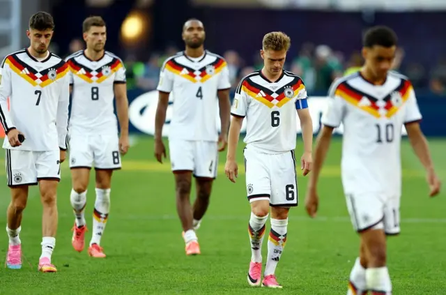 Sejumlah pemain timnas Jerman menunduk setelah tersingkir dari Piala Dunia 2026.