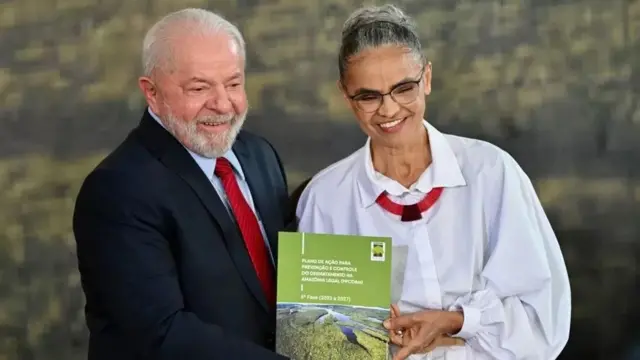 Perezida Lula na minisitiri we w'ibidukikje basezeranyije ko bazaca kwangiza amashyamba muri Brazil