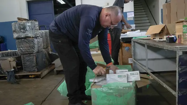 No galpão da receita em Foz, funcionários comtabilizam centenas de caixas de retatrutida 