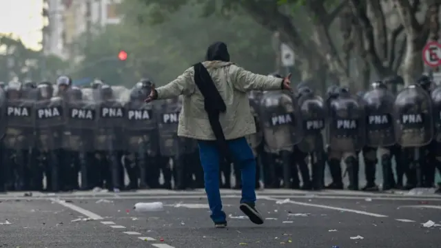 Un pensionado se enfrenta a la policía en Buenos Aires