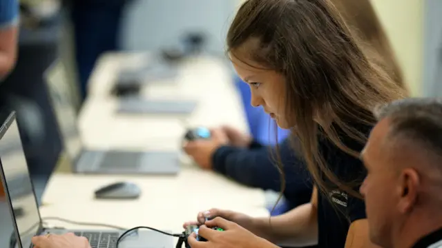 Gerda Lukosaityte uczy się obsługi drona. 