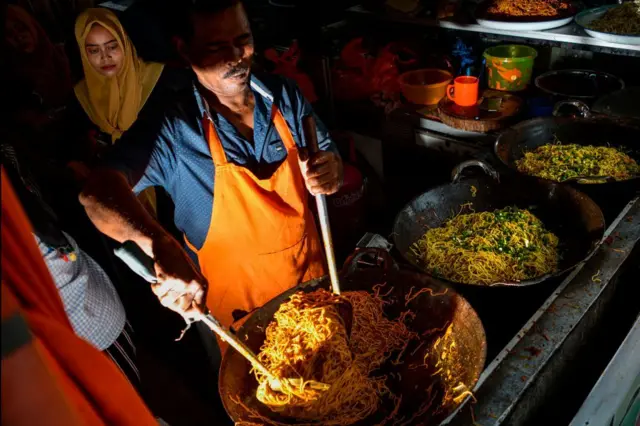 Seorang pedagang kaki lima memasak mi Aceh di Banda Aceh.