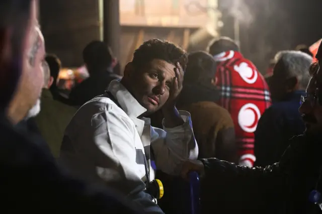 د کان یو کارمن چې په سکرو تور ښکاري دمه کوي