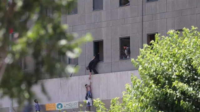 تصویری از بیرون ساختمان دفاتر نمایندگان مجلس