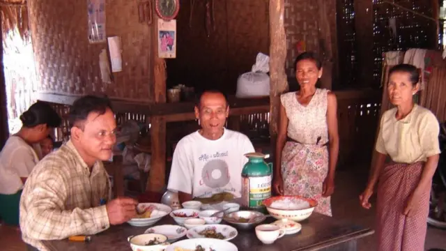ကျေးလက်မှာ အခြေစိုက်နေတဲ့သူဟာ ရန်ကုန်က မိသားစုအိမ်ကို လအတော်ကြာမှ တစ်ခေါက်လောက်ပြန်တတ်တယ်လို့ ဇနီးသည်ကပြောပါတယ်