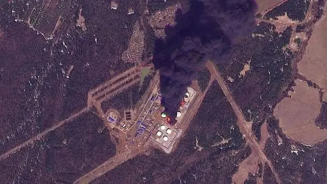 Після атаки в ніч на 29 квітня на супутниковому знімку PlanetLabs видно пожежу щонайменше на двох резервуарах із паливом на лінійній виробничо‑диспетчерській станції (ЛВДС) "Перм".