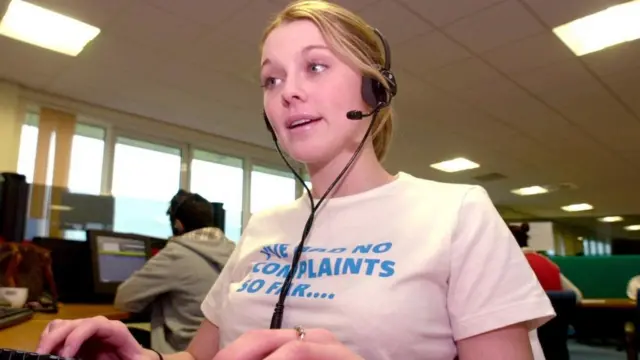 موظفة خدمة العملاء في أحد مراكز الاتصالات