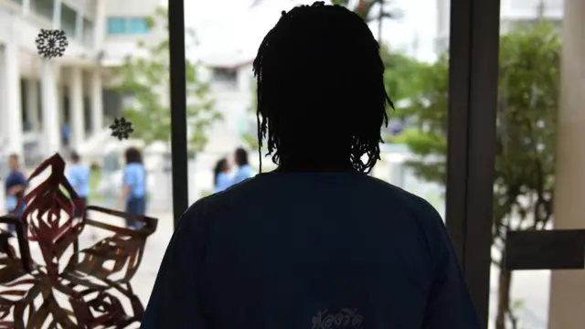 บาฮาทียืนมองผู้ต้องขังอื่น ๆ