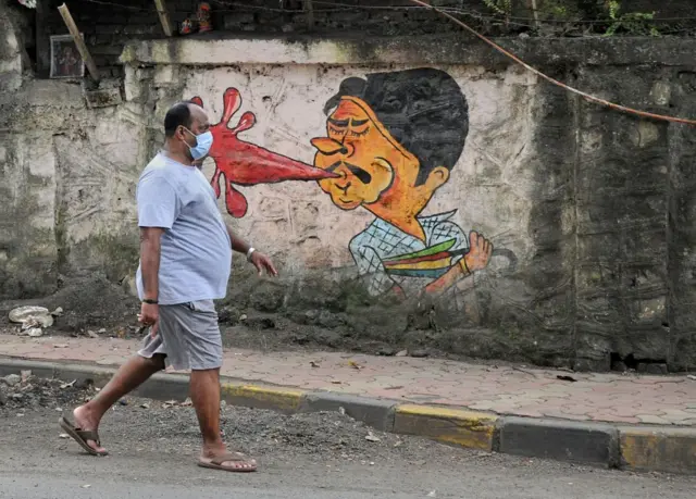 রাস্তায় থু থু ফেললে তা পরিবেশের জন্য ক্ষতিকর। (ফাইল ছবি)