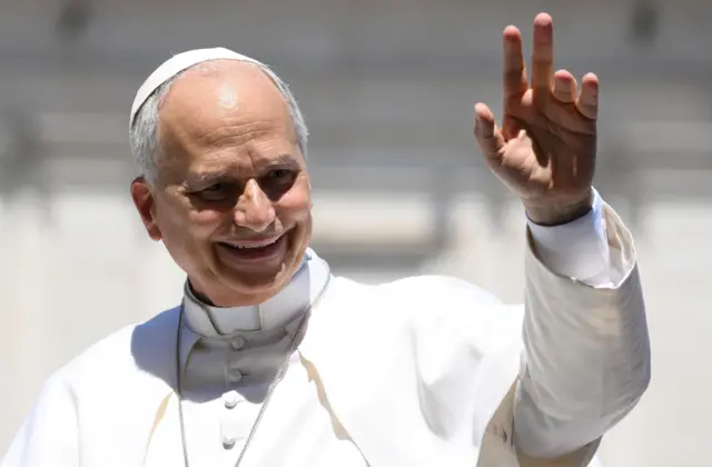 Robert Prevost, el papa León XIV, saluda a sus fieles. 
