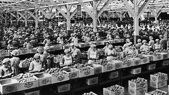 عمال المصانع في الماضي