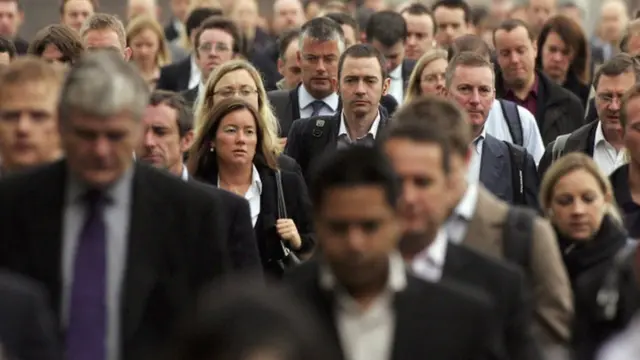 'ලංඩන් බ්රිජ්'දිනකට දශ ලක්ෂ ගණනක් ජනතාව ගමන් ගන්නා ප්රධාන ප්රවාහන මධ්යස්ථානයකි