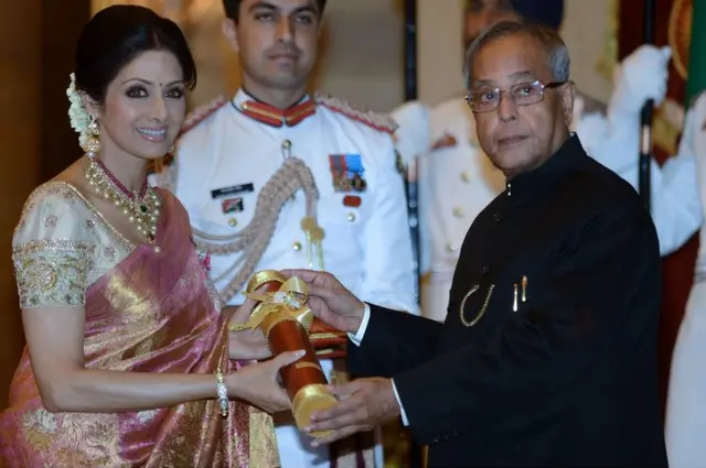2013 ఏప్రిల్ 5న దిల్లీలో అప్పటి రాష్ట్రపతి ప్రణబ్ ముఖర్జీ చేతుల మీదుగా ‘పద్మ శ్రీ’ పురస్కారాన్ని అందుకొంటున్న శ్రీదేవి