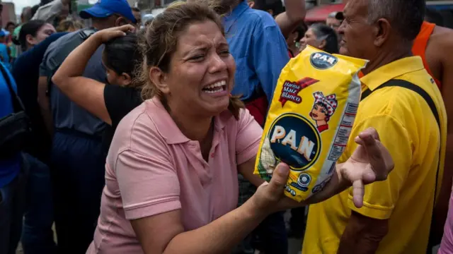 Mujer protesta por falta de alimentos