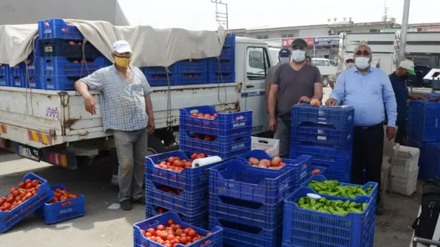 Tam kapanma ile pazar yerlerinin de kapatılması, çiftçilerin elinde kalan ürünleri çöpe atmasına yol açtı. Yeni genelge ile semt pazarlarının sadece iki gün açılmasının çiftçinin zararını karşılayamayacağını söyleyen sektör temsilcilerine göre ürünün bol olduğu bu dönemde üretici para kazanamadı, tüketici de ucuza sebze ve meyve yeme şansını kaçırdı.