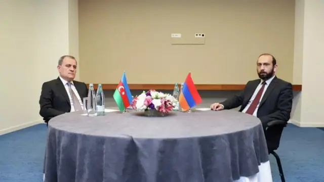 Azərbaycan və Ermənistan xarici işlər nazirləri Ceyhun Bayramov və Ararat Mirzoyan
