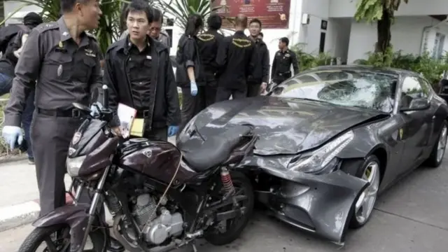 สภาพรถสปอร์ตชนท้ายมอเตอร์ไซค์