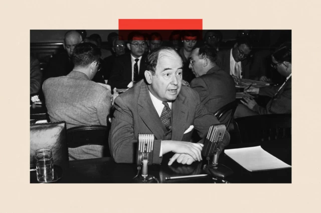 John von Neumann bir masada oturmuş, önündeki mikrofonlara konuşurken