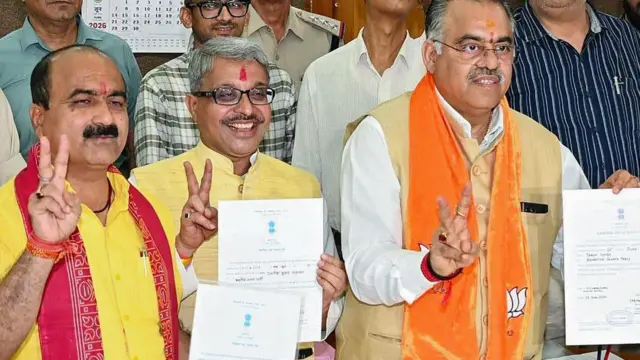 तरुण चुघ (दाएं), रजनीश अग्रवाल (बीच में) और महेश केवट (बाएं)