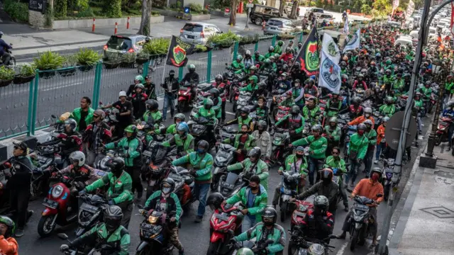 P﻿ara pengemudi ojek online berdemo menolak kenaikan BBM di Surabaya, (24/08).