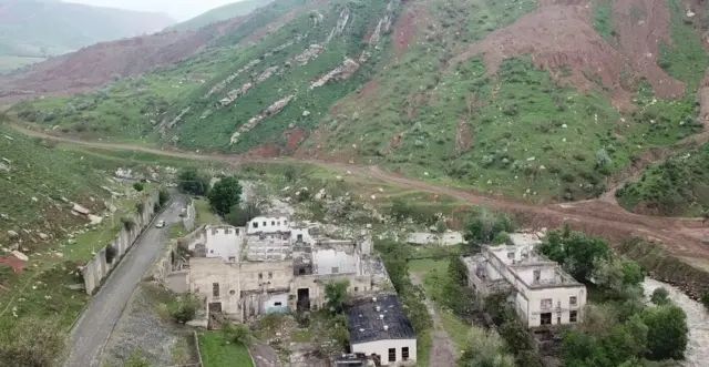 Майлуу-Суудагы уран заводунан калган урандылар.