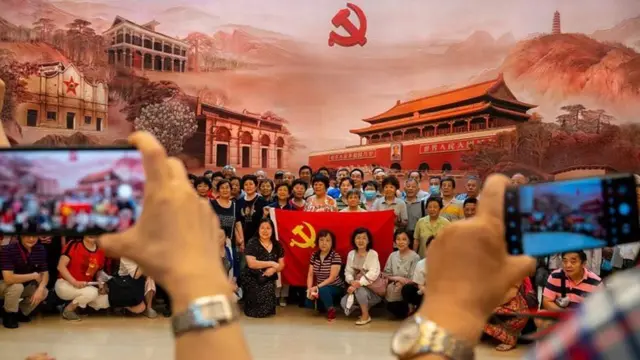 હૂ જિંતાઓએ ઇરાદાપૂર્વક અસમાનતાને દૂર કરવા માટેની વાત પોતાના મંચ પરથી રજૂ કરી હતી. 1980 અને1990ના દાયકામાં ઝડપી આર્થિક વિકાસને કારણે અસમાનતા ઊભી થઈ હતી. તેમણે 2005માં એક ભાષણમાં કહ્યું હતું કે, 'સમરસતા સાથેના સમાજમાં લોકતંત્ર, કાયદાનું શાસન, સમાનતા, ન્યાય, પ્રામાણિકતા, ઊર્જા અને સહયોગ હોવા જોઈએ.'. તસવીર પ્રતીકાત્મક