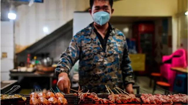 Puesto de comida callejera en Wuhan