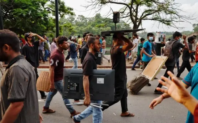 ప్రధాని నివాసం నుంచి సామగ్రి ఎత్తుకెళుతున్న నిరసనకారులు