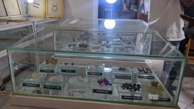 Des minerais soigneusement rangés dans des vitrines