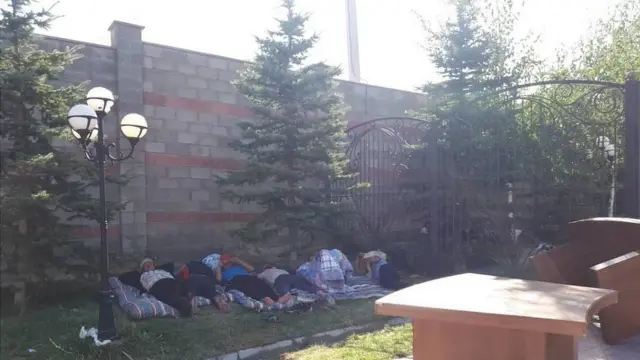 Atambayev tərəfdarları ilə