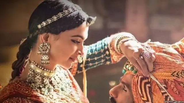 'પદ્માવત'ના એક દૃશ્યમાં દીપિકા પાદુકોણ અને શાહિદ કપૂર