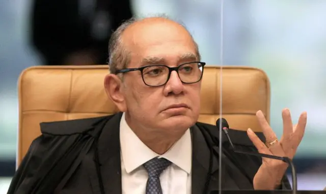 Gilmar Mendes gesticula