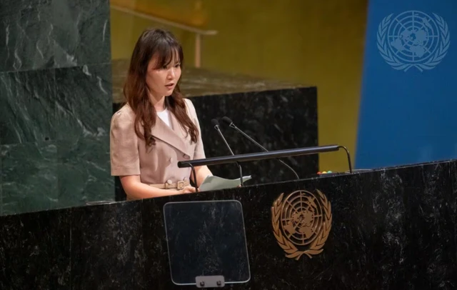 2025년 5월 20일 강규리 씨가 미국 뉴욕 유엔본부에서 열린 북한인권 관련 총회 고위급 회의에서 연단에 올라 증언하고 있다