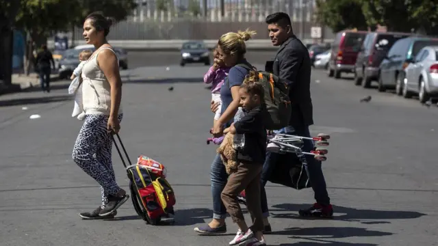 Un grupo de migrantes camina en México.