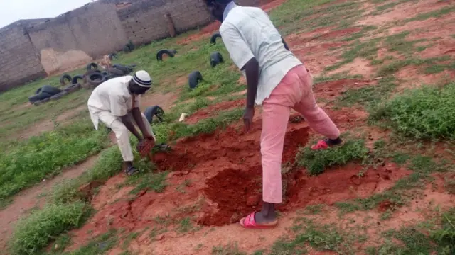 Some youth dey volunteer to dey repair and guard di cemetery after wetin dey happun